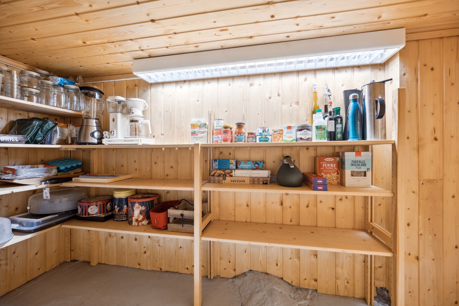 Innvendig matbod. Galleribilde