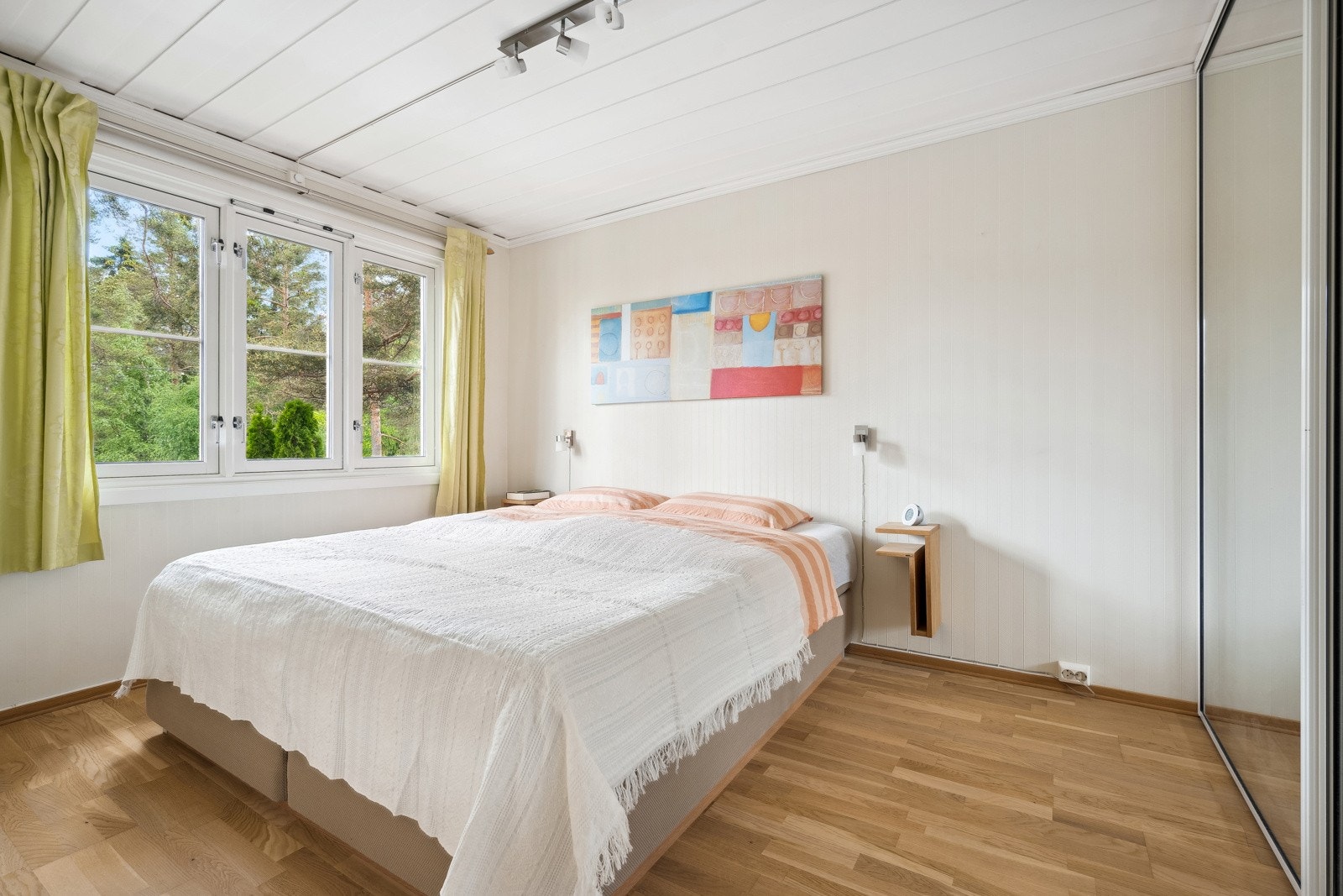 Hovedsoverom med skyvedørsgarderobe for klesoppbevaring. Galleribilde
