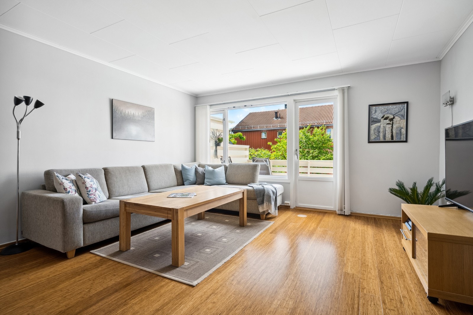 Det er utgang til terrassen og hegen fra stuen. Galleribilde