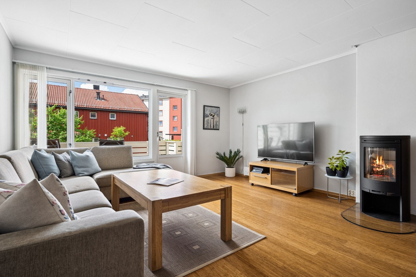 Lys og fin stue med gode møbleringmuligheter. Galleribilde
