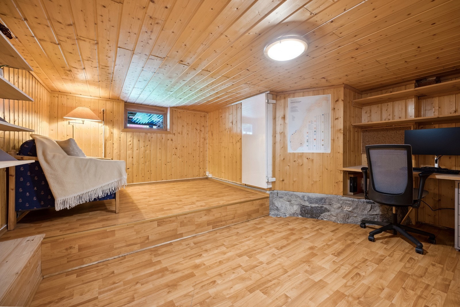 Kjeller som benyttes som kjellerstue (varierende takhøyde, maks 1,91m.) Galleribilde