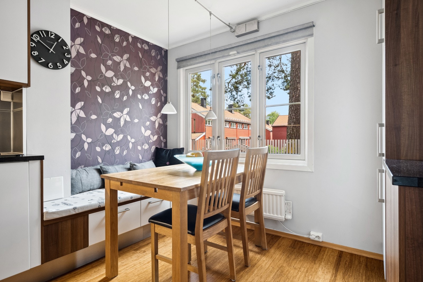 Fin og naturlig plass til spisebord på kjøkkenet. Galleribilde