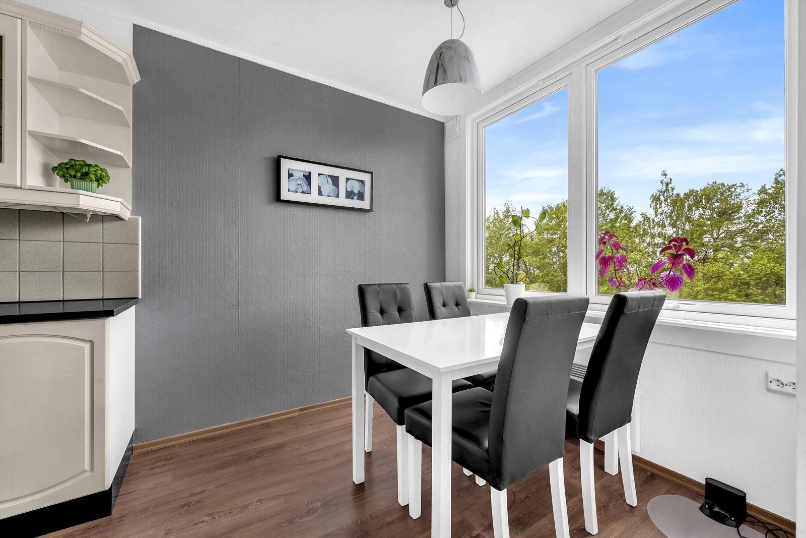 På kjøkkenet er det fin plass til en spisegruppe Galleribilde