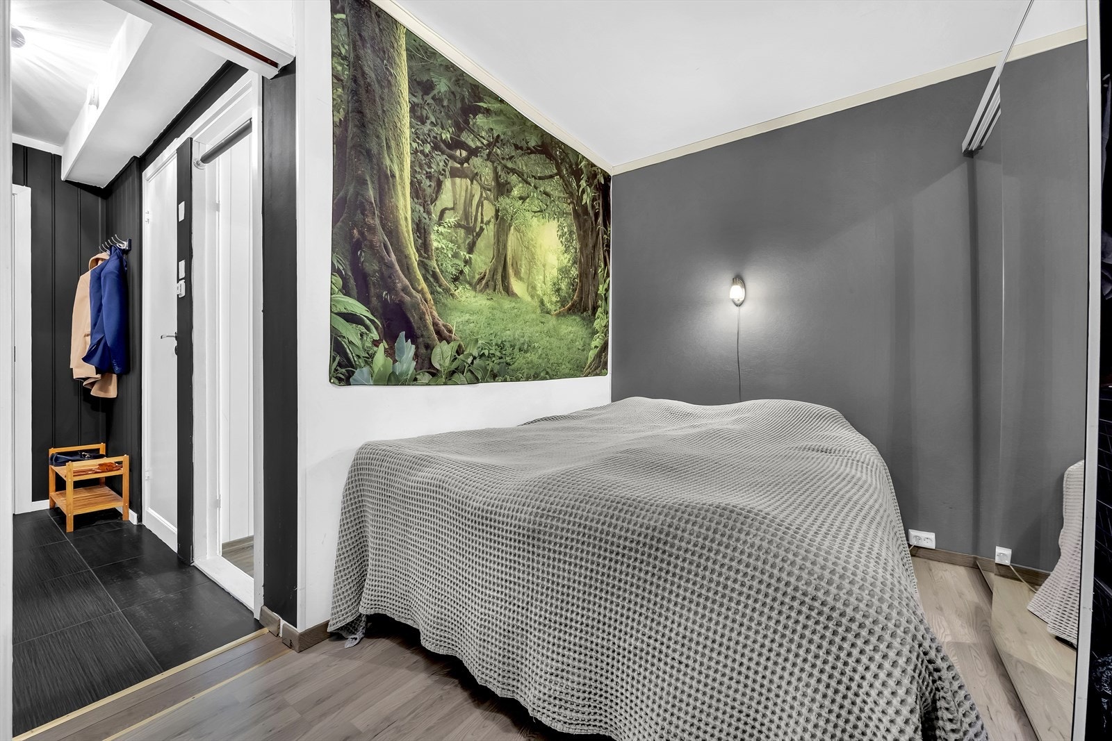 Praktisk skyvedørsgarderobe som medfølger Galleribilde