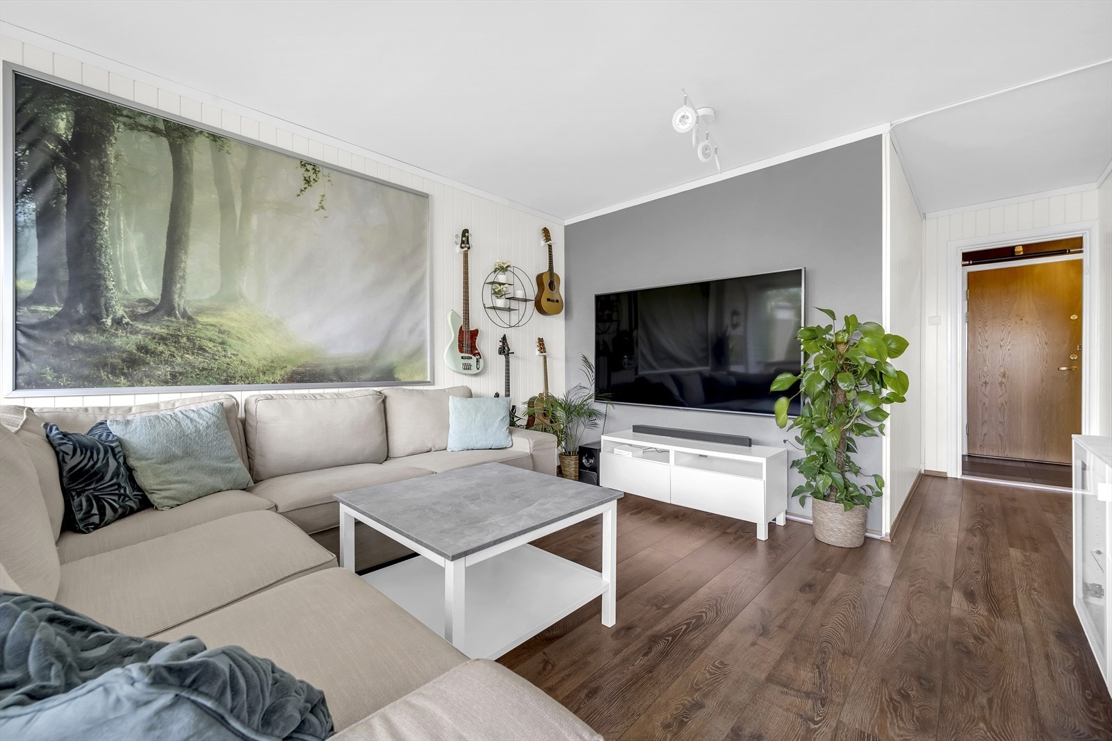 Lys og luftig stue med plass til sofagruppe Galleribilde