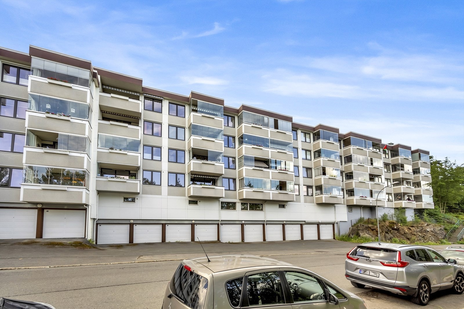 Gateparkering langs veien. Borettslaget har også garasje og parkeringsplasser til utleie Galleribilde