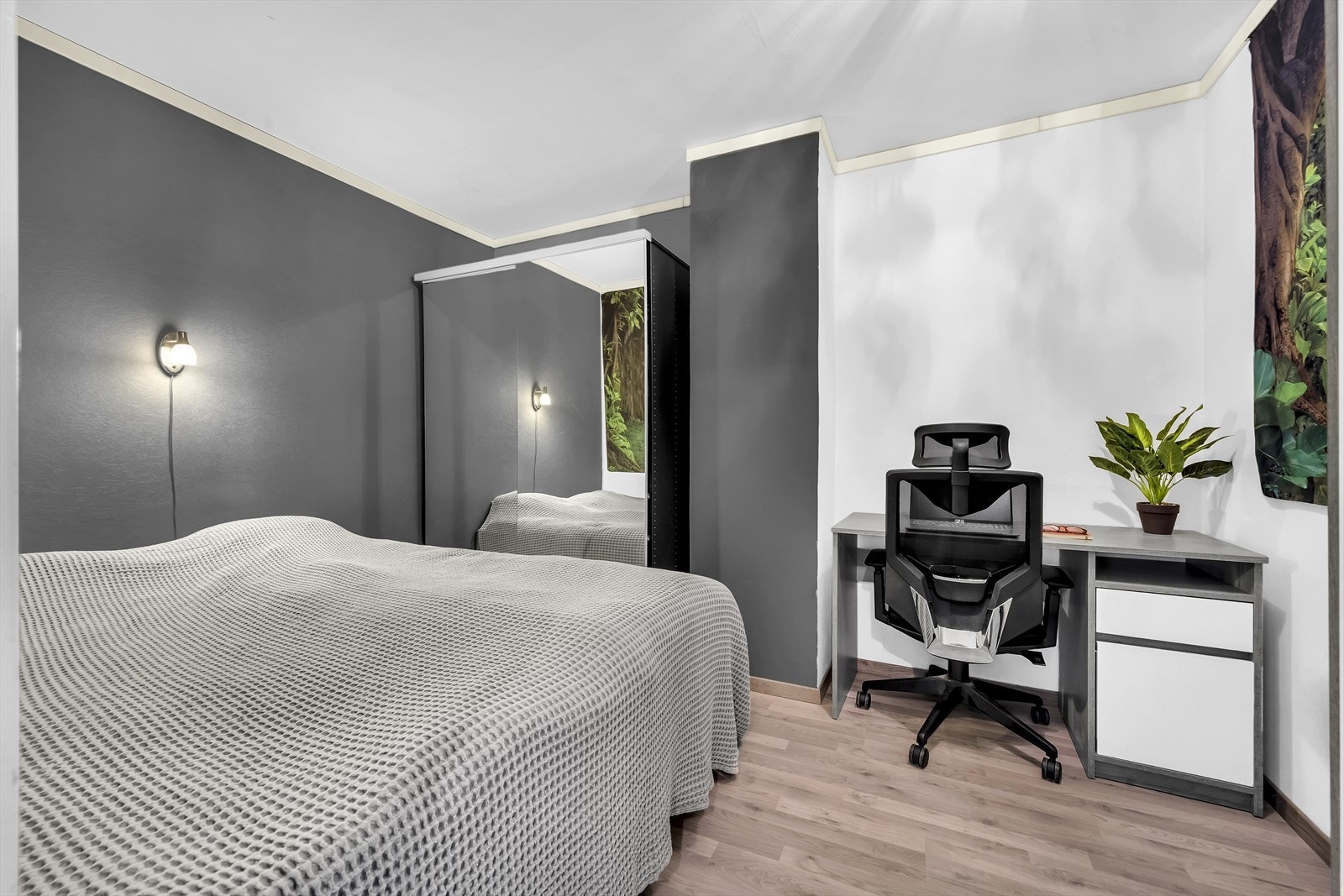 Leiligheten har en praktisk og romslig sovealkove med plass til dobbelltseng Galleribilde