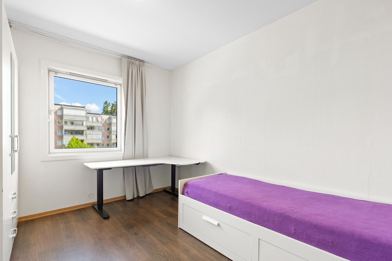 I leiligheten er det 2 romslige soverom med god plass til seng og møblering. Galleribilde