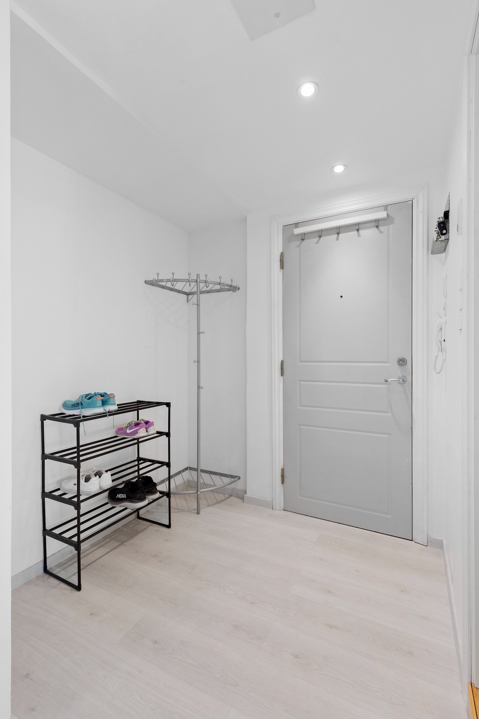 Velkommen inn - Entreen til leiligheten gir et meget godt førsteinntrykk, med god plass til sko og yttertøy. Galleribilde