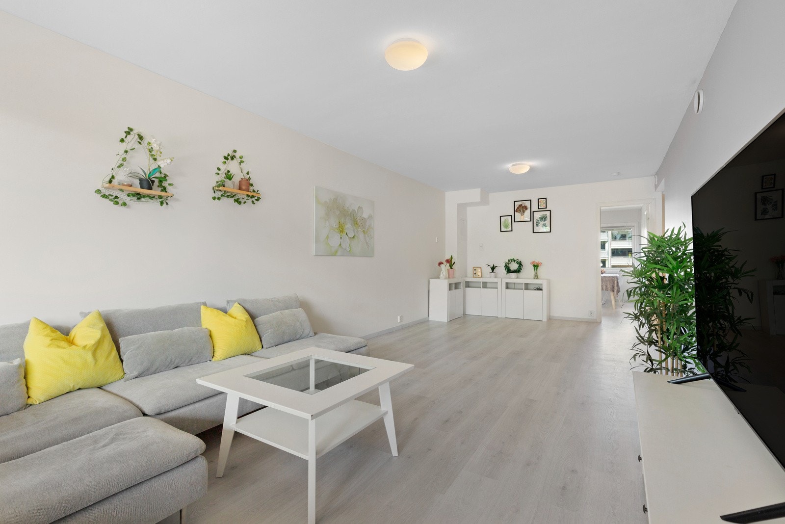 Stue med god plass til sofagruppe, spisegruppe, tv-seksjon og øvrig ønsket møblement. Galleribilde