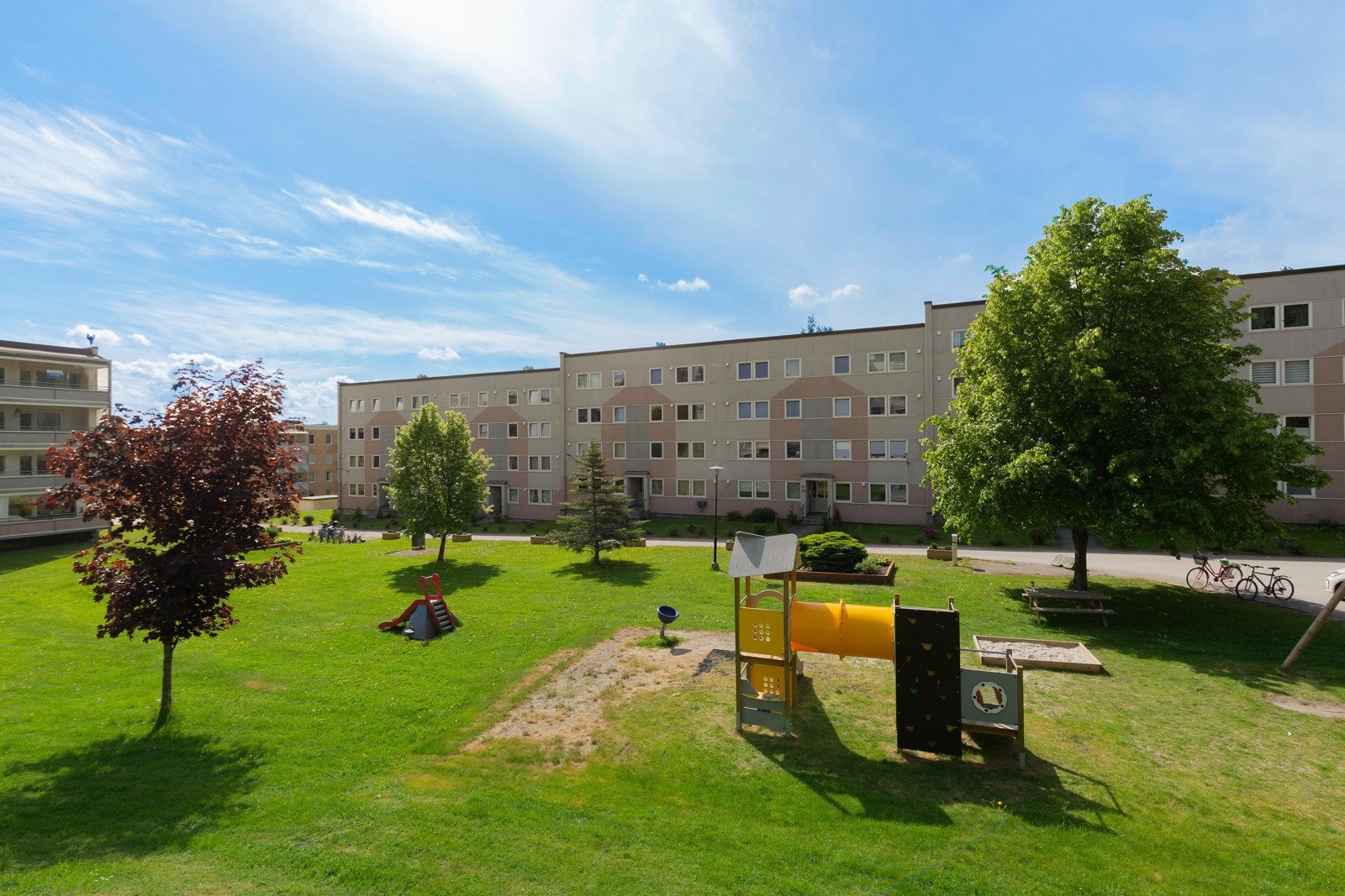 Beliggenheten er svært sentral med kort vei til barnehager, skoler, Skien sentrum og Gulset senteret, samt gode bussforbindelser. Galleribilde