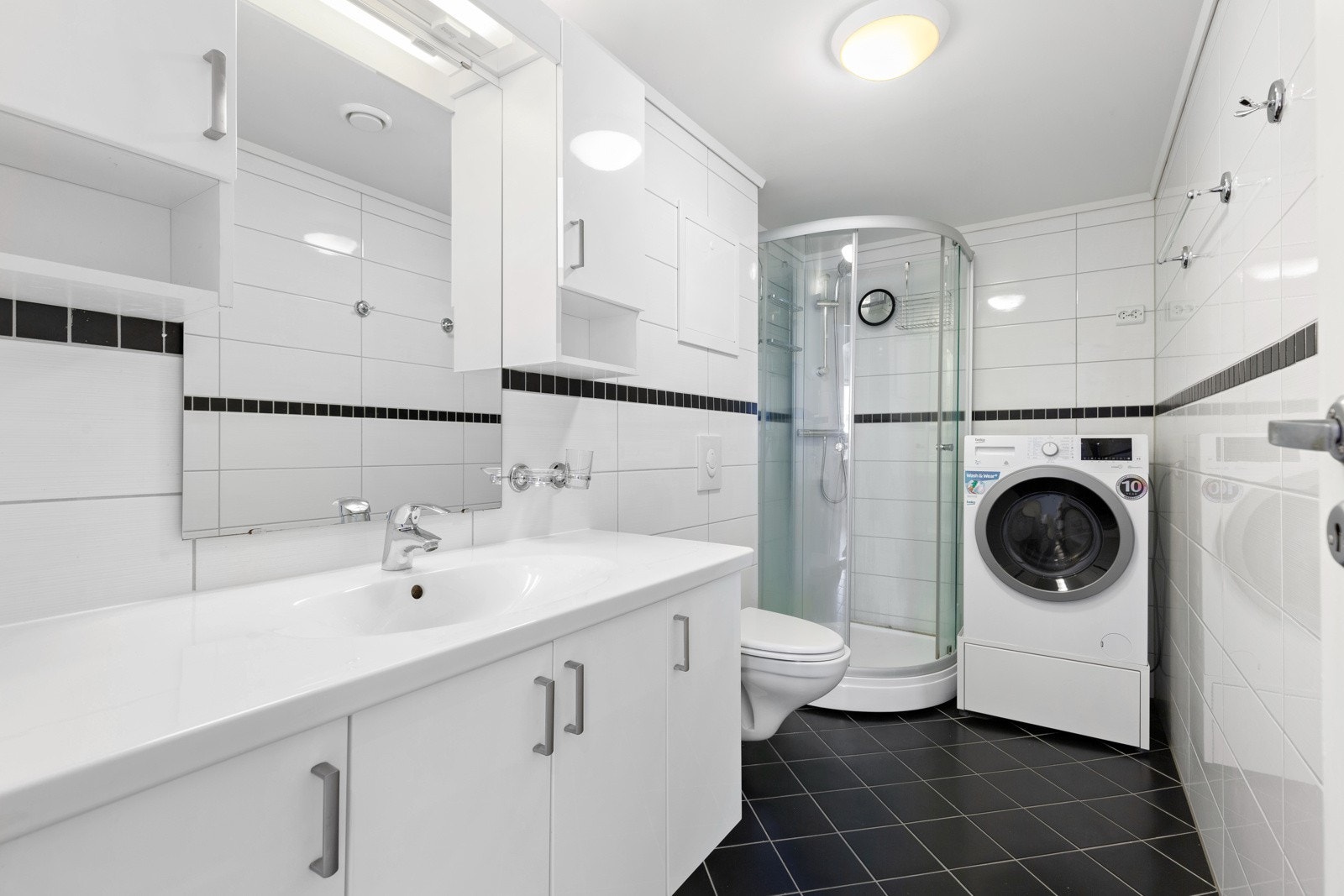 Lyst og delikat bad med god størrelse som ble modernisert i 2015, som innbyr til rekreasjon og velbehag. Galleribilde