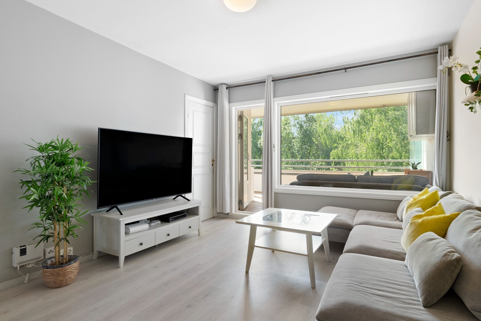 Fra stuen er det utgang til solrik & usjenert glassbalkong med fin utsikt. Galleribilde