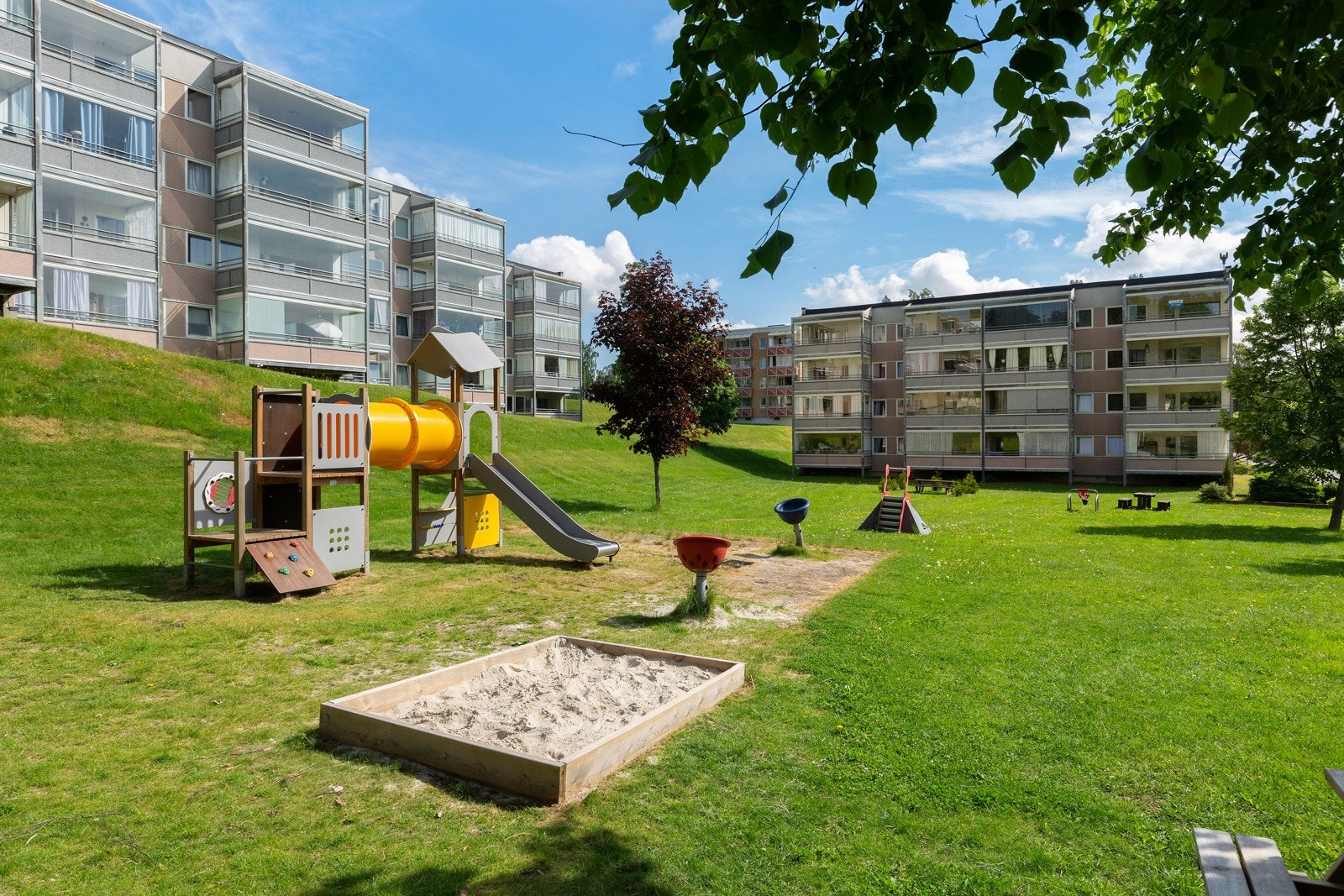 Gulset har et stort utvalg av fritidstilbud som blant annet idrettsanlegg, treningssenter, svømmehall, skiløyper, ungdomsklubb og bademuligheter i Åletjern. Det er også flotte turområder i nærheten. Galleribilde