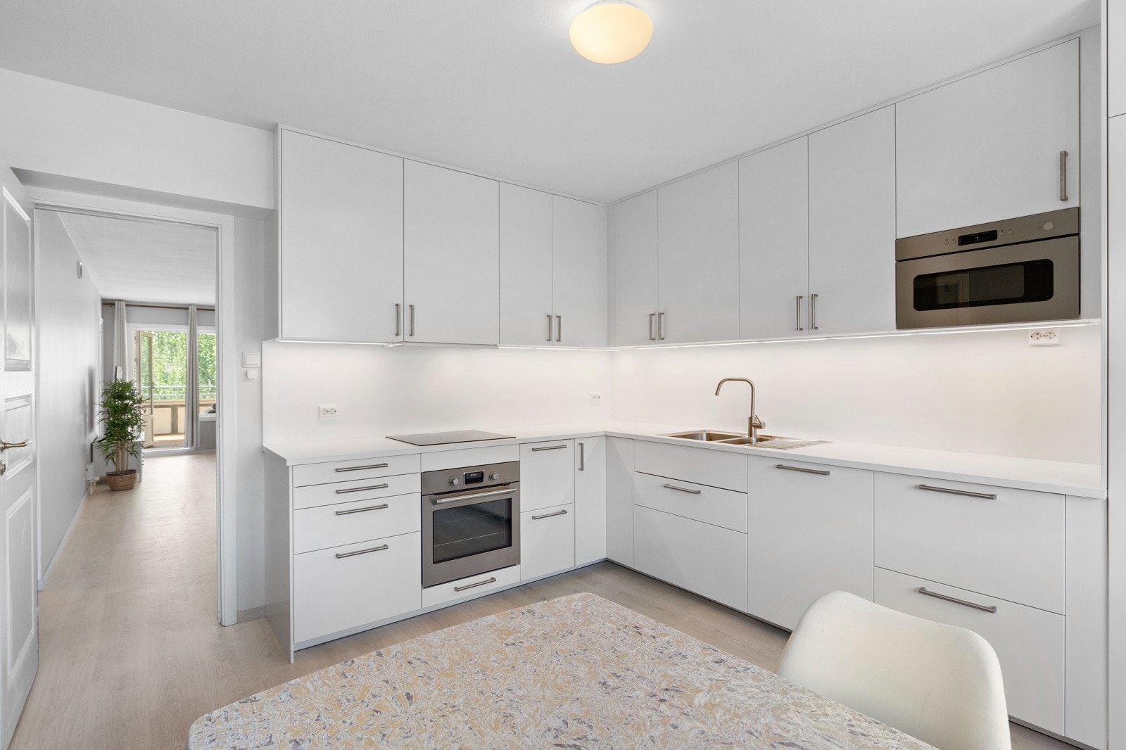 Det er god oppbevaringsplass i over- og underskap/skuffer. Galleribilde