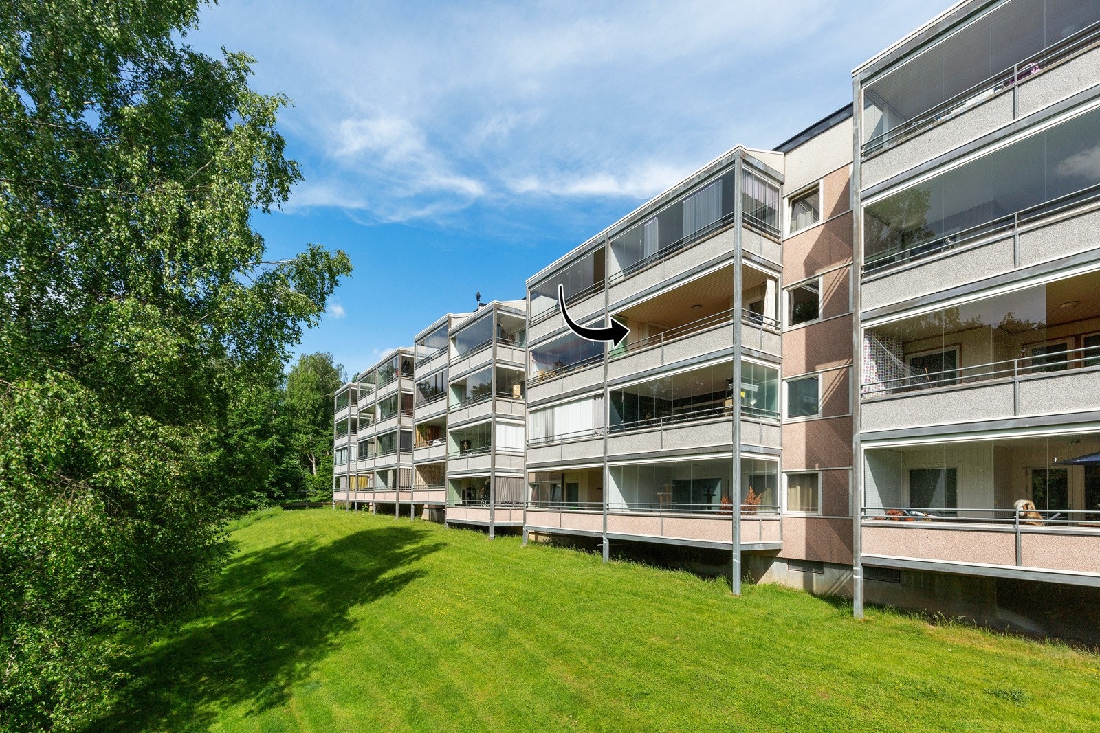 Leiligheten har romslig og sydvendt innglasset balkong med gode solforhold. Galleribilde