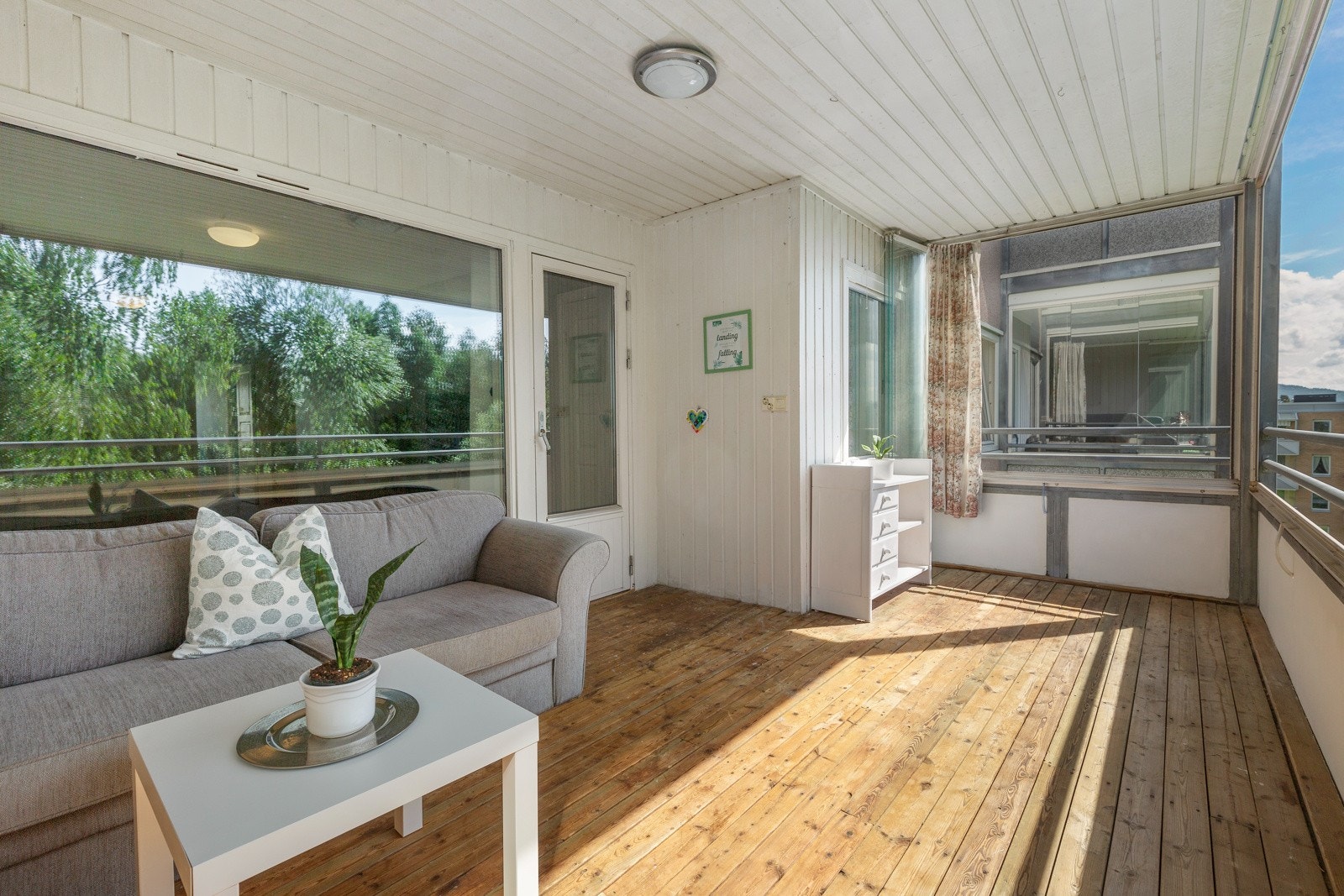 Usjenert balkong med gode solforhold Galleribilde