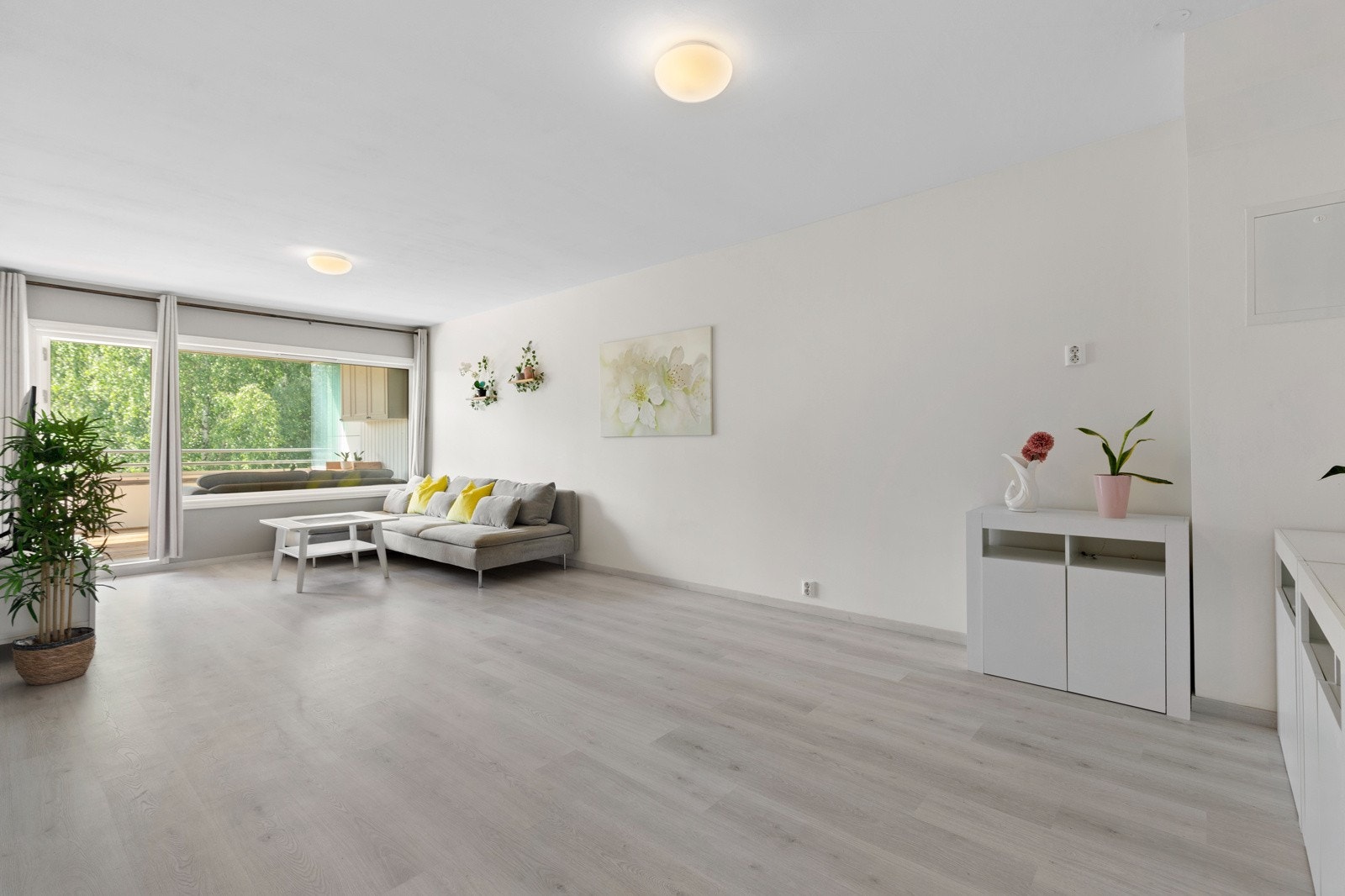 Romslig stue som setter standarden for resten av boligen, her er ingenting overlatt til tilfeldighetene. Galleribilde