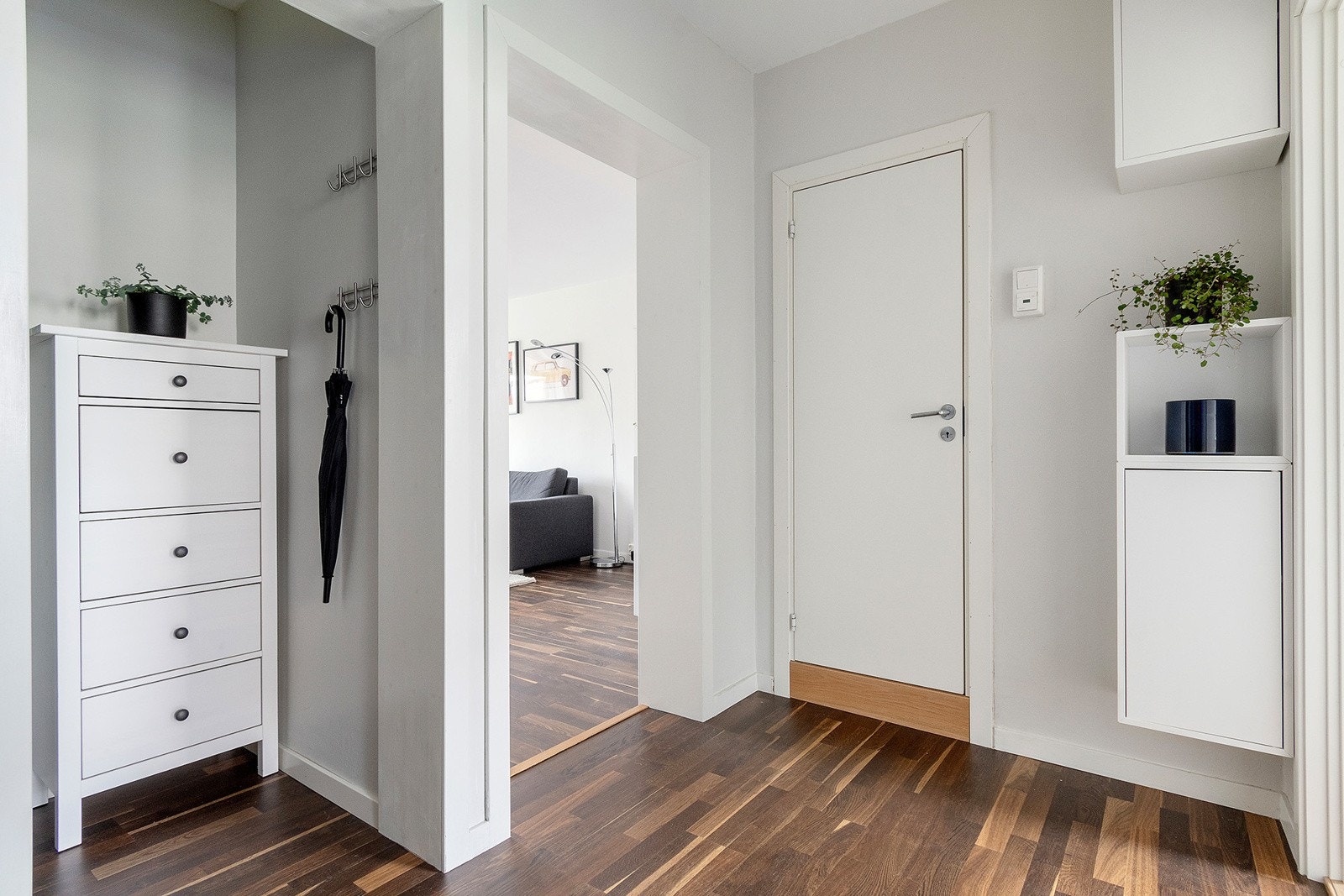 Praktisk entré med god plass til å henge fra seg yttertøy og sette fra seg sko. Inngangen har direkte tilgang til en innvendig bod. Galleribilde