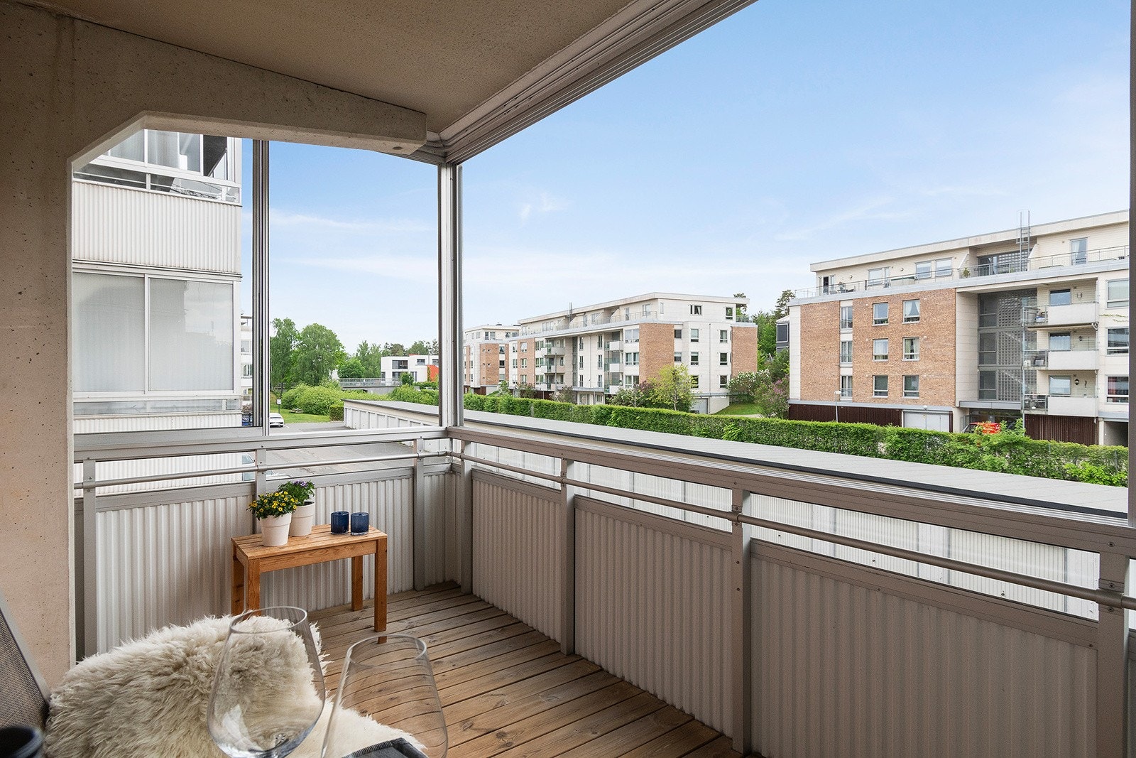 Fra stuen er det utgang til en vestvendt innglasset balkong på ca. 8 m2. Her kan du nyte sommeren til det fulle, for her bys det på gode solforhold til sent på kveld i fine, omkringliggende omgivelser. Galleribilde