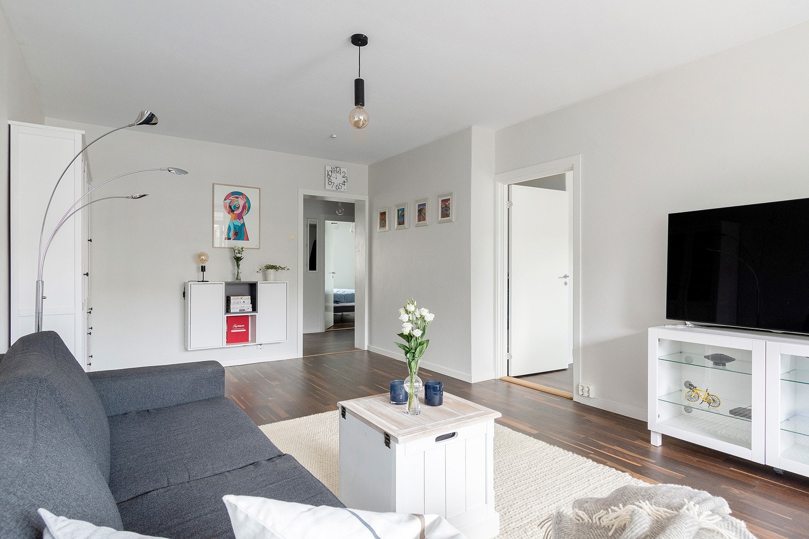 Det er god plass til sofa- og medieløsninger samt eget spisebord, så her har du alle tiders mulighet til å nyte god kvalitetstid med dine nærmeste. Galleribilde