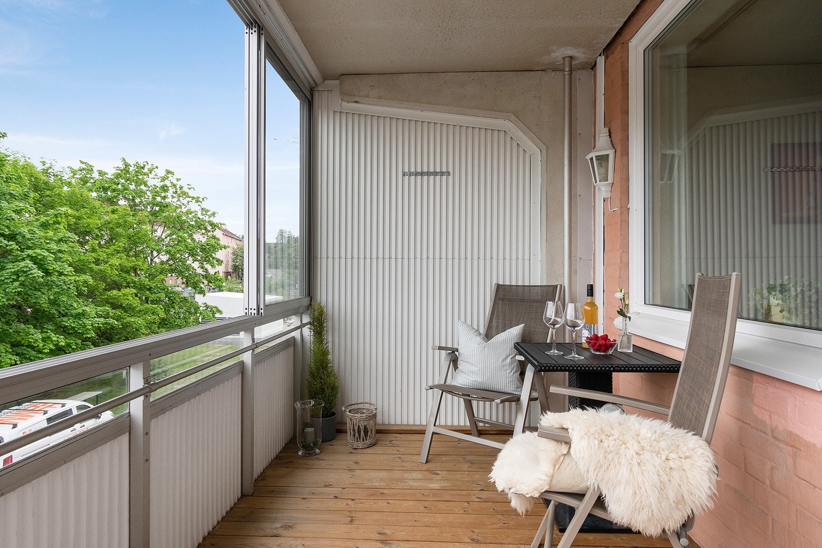 Balkong - God plass til ønsket møblement og grill hvor man kan invitere venner og familie til hyggelige sammenkomster. Balkongen er utstyrt med utelys og strømuttak. Galleribilde