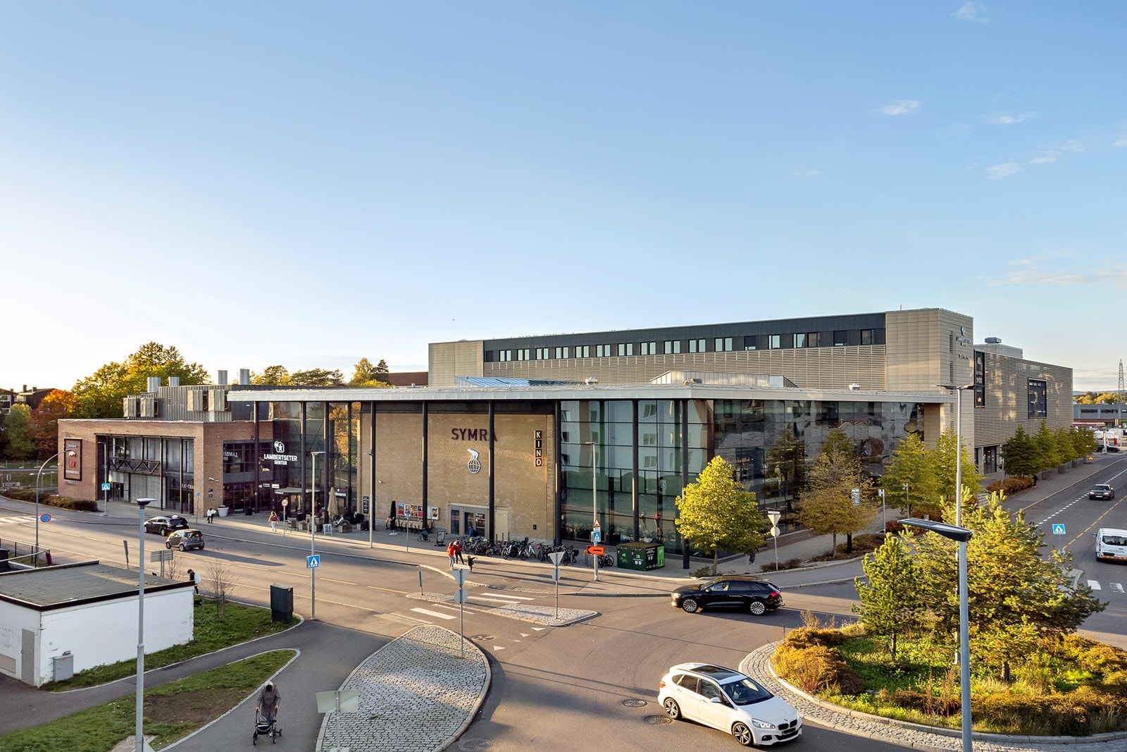 Det er kort vei til Lambertseter senter med 85 butikker og flere hyggeligespisesteder. Her finner du også bibliotek, Vinmonopolet, Meny, apotek, jernvarehandel, bibliotek, samt flere spisesteder og SYMRA kino. Galleribilde