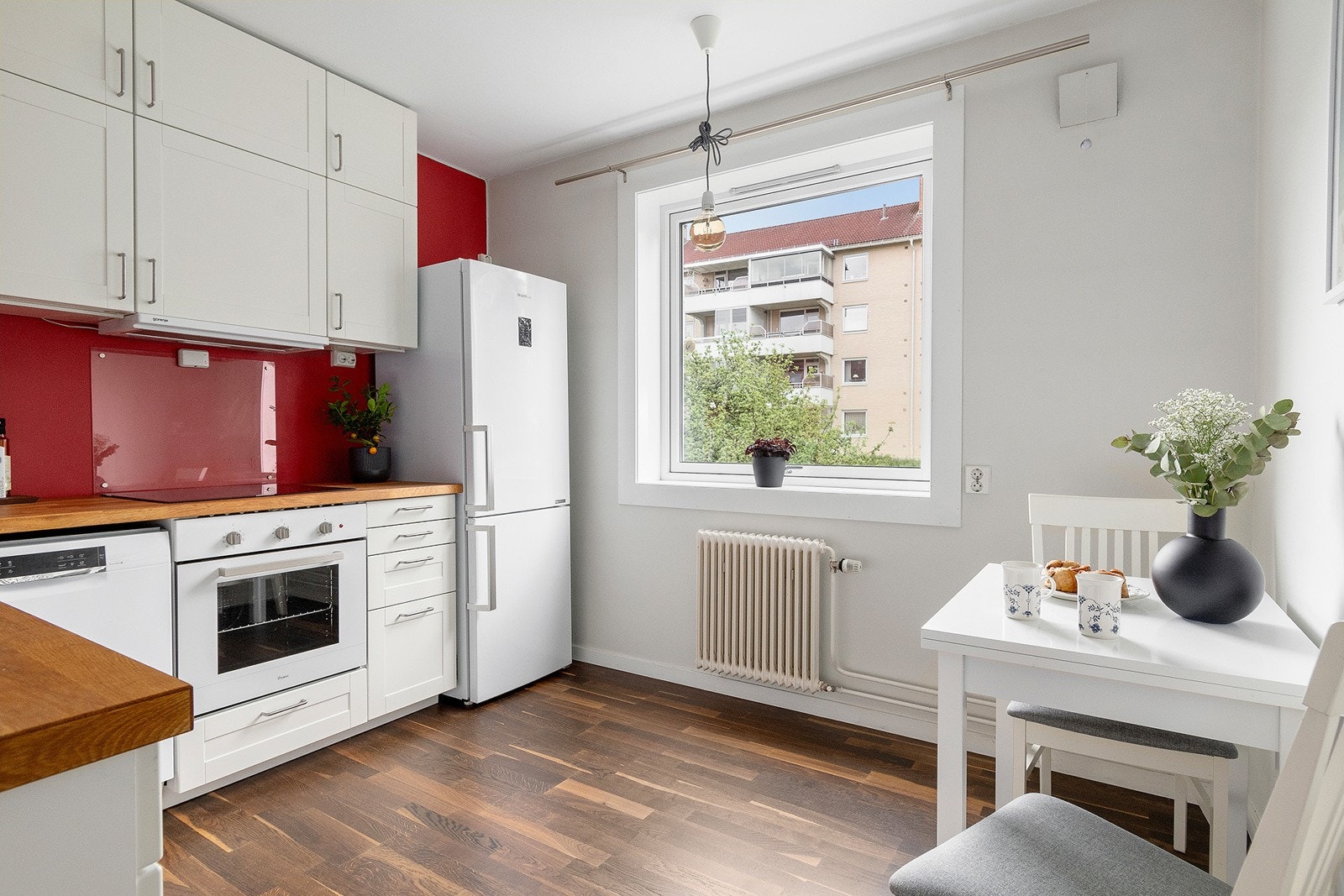 Kjøkkenet ligger adskilt fra stuen og fremstår som pent med rikelig benke- og skapplass. Det er i tillegg plass til eget spisebord, og gjennom vinduet kan du nyte utsikt over fellesområdene. Galleribilde