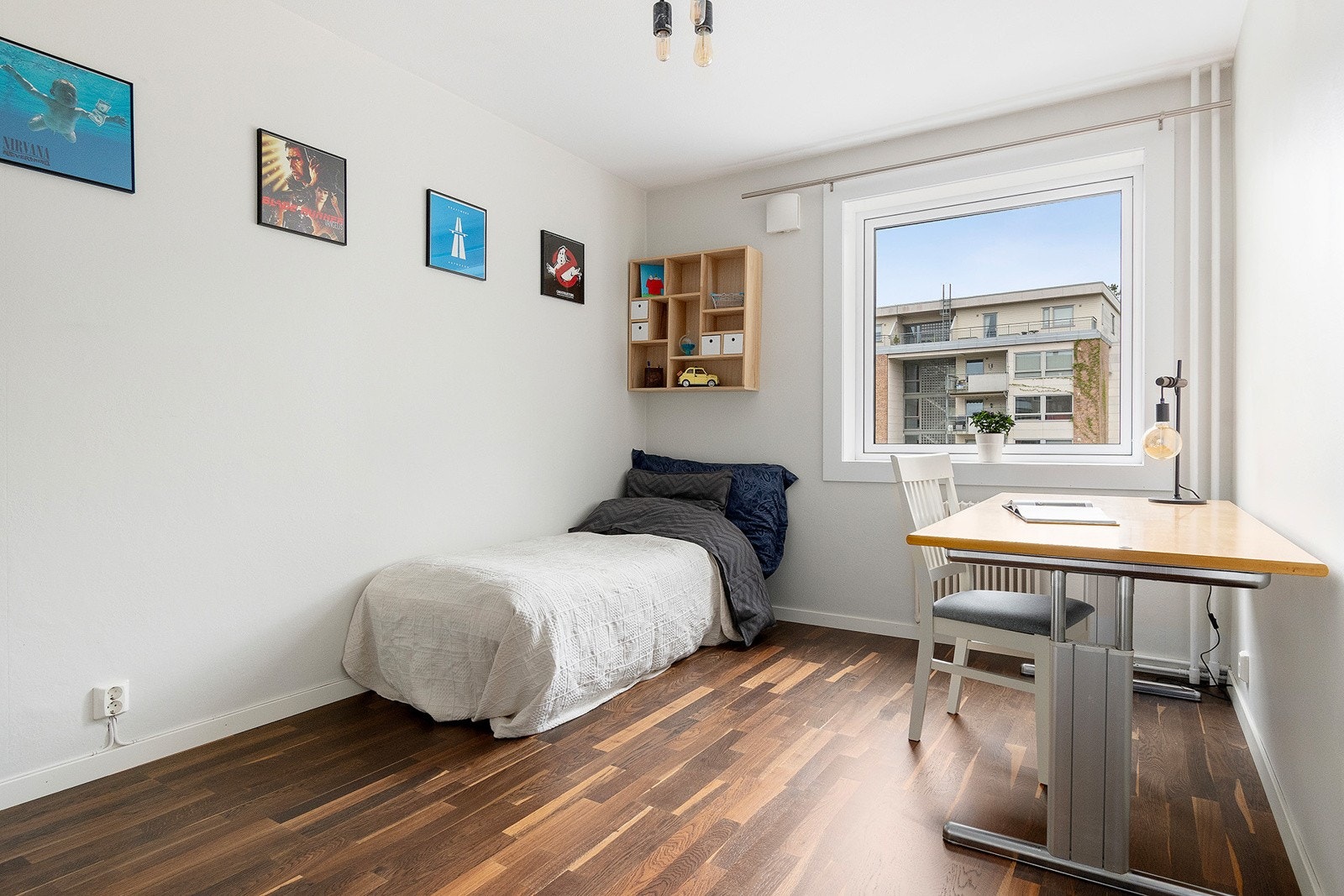 Leiligheten har to soverom av god størrelse med plass til dobbeltseng, nattbord og garderobeløsninger Galleribilde