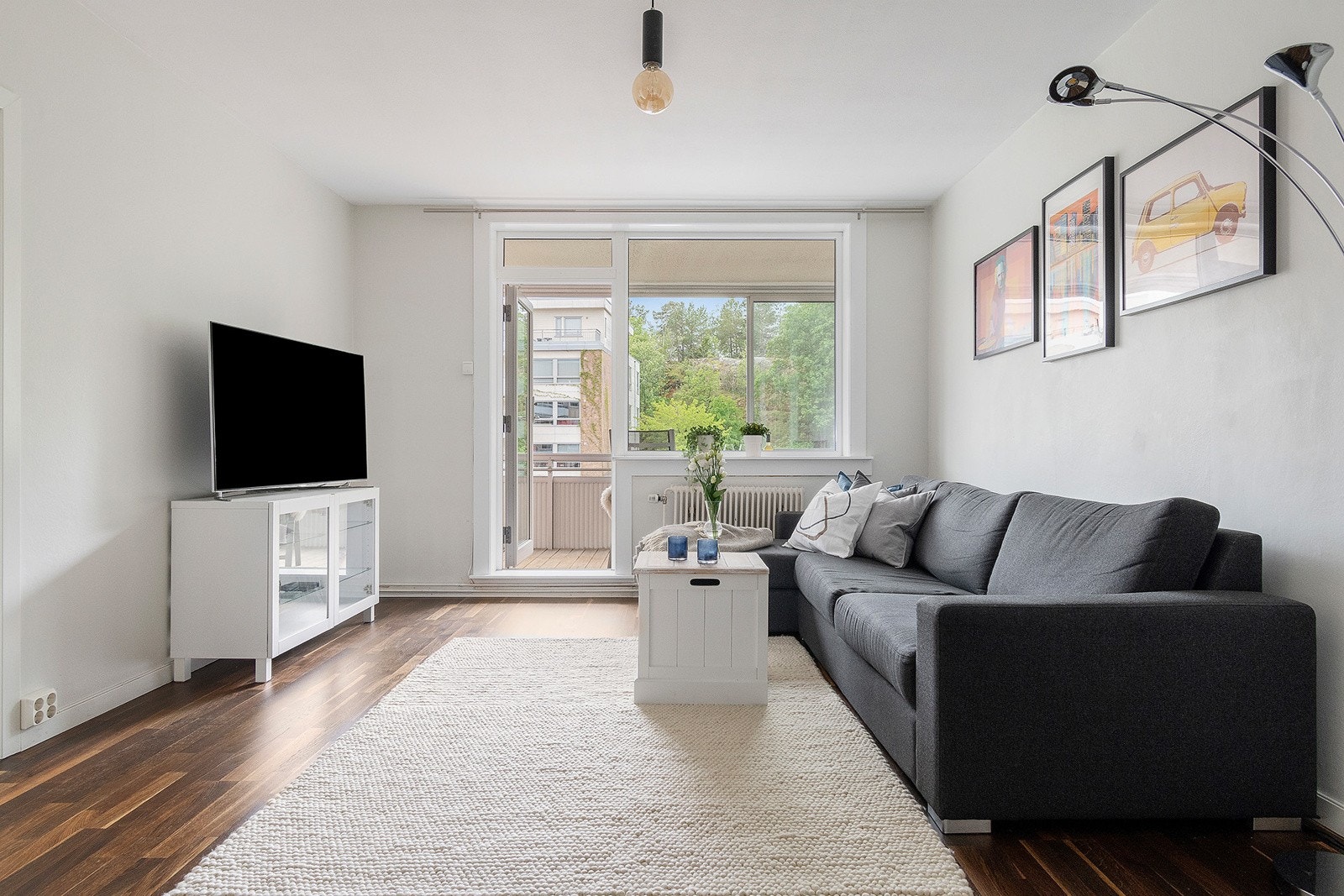 Lys og luftig stue med store vindusoverflater som gir godt med naturlig lys. Galleribilde