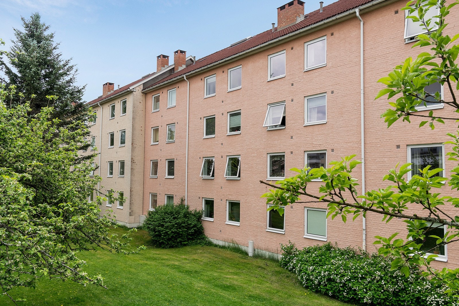 Leiligheten hører til Gamlehagen borettslag, og har en god intern beliggenhet. Borettslaget ligger midt i sentrum av Lambertseter. Nærområdet kan ellers by på fine grøntområder og ulike fritidsaktiviteter. Galleribilde