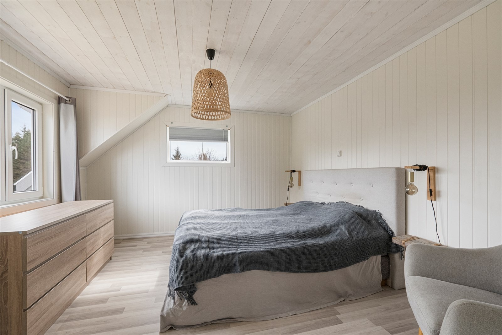 Det er også god plass til garderobe på rommet Galleribilde