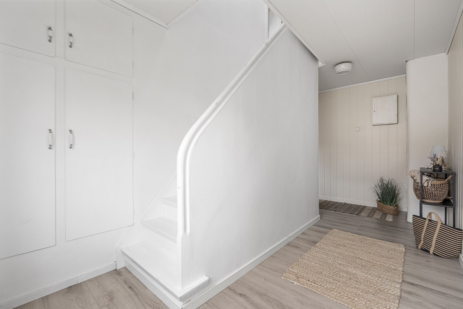 Entré/gang i hovedetasje med trapp opp til loftsetasjen Galleribilde