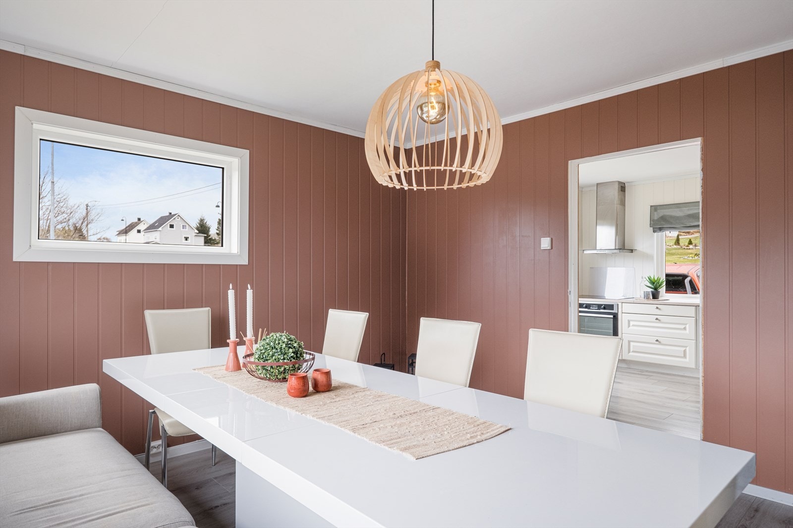 God plass til stor spisebord Galleribilde