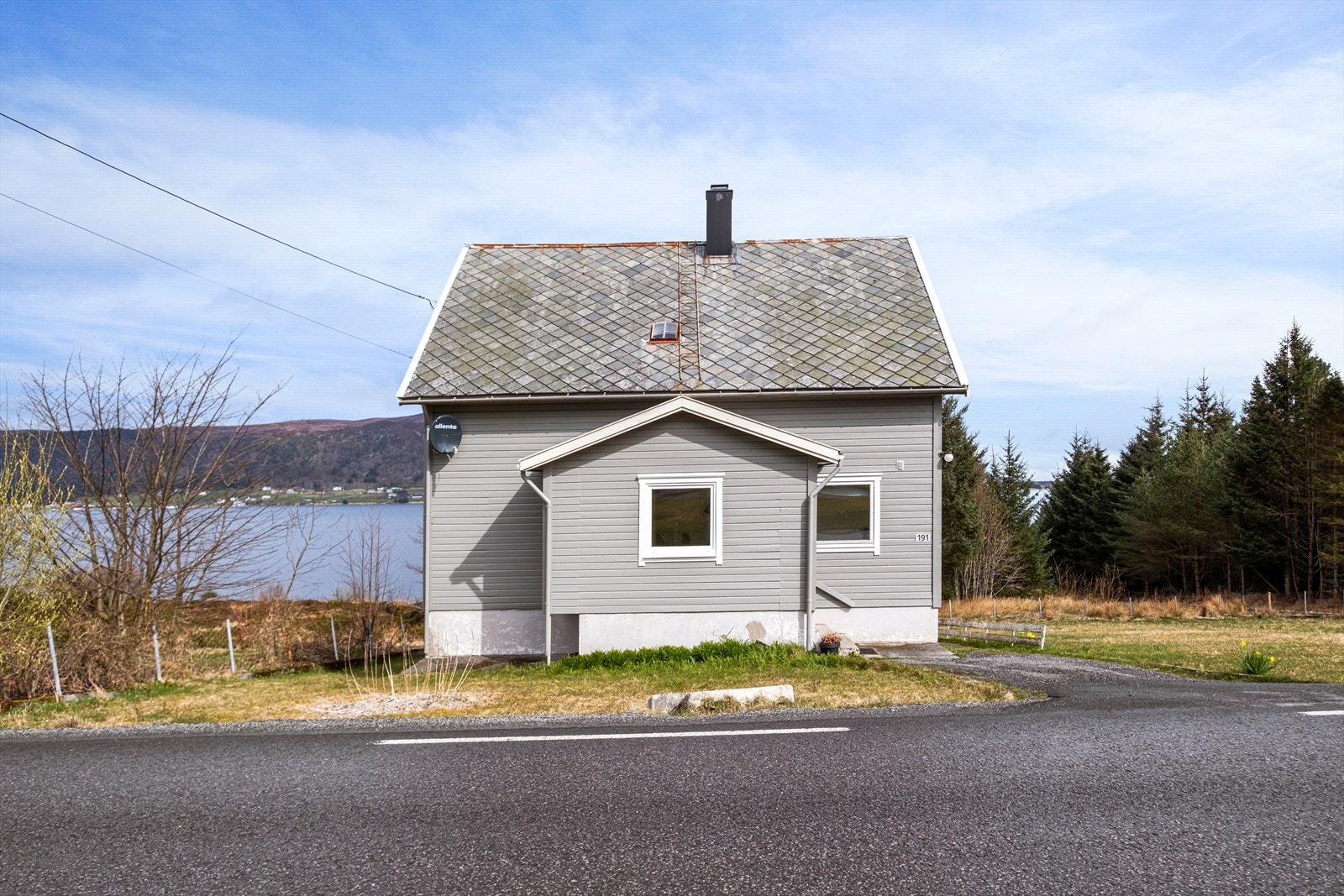 3 vegger har fått ny kledning og de fleste vinduene er byttet i 2020 Galleribilde