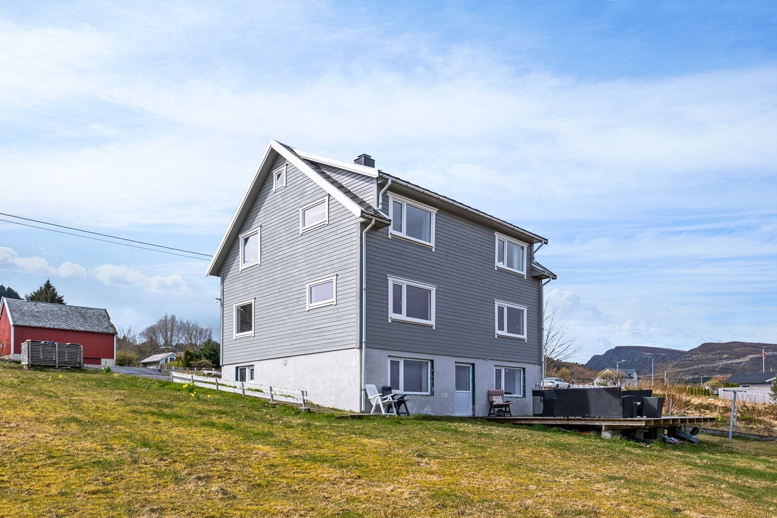 Romslig og innholdsrik enebolig over 3 etasjer Galleribilde