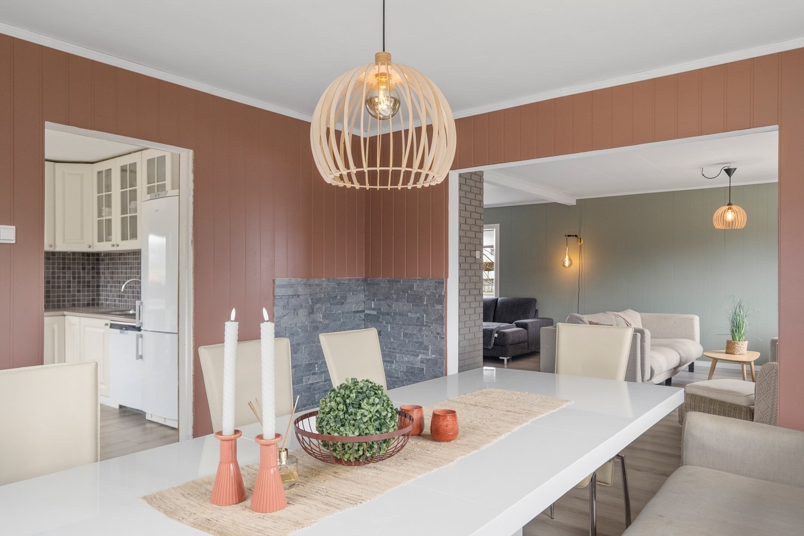 God planløsning mellom kjøkken, spisestue og stue Galleribilde