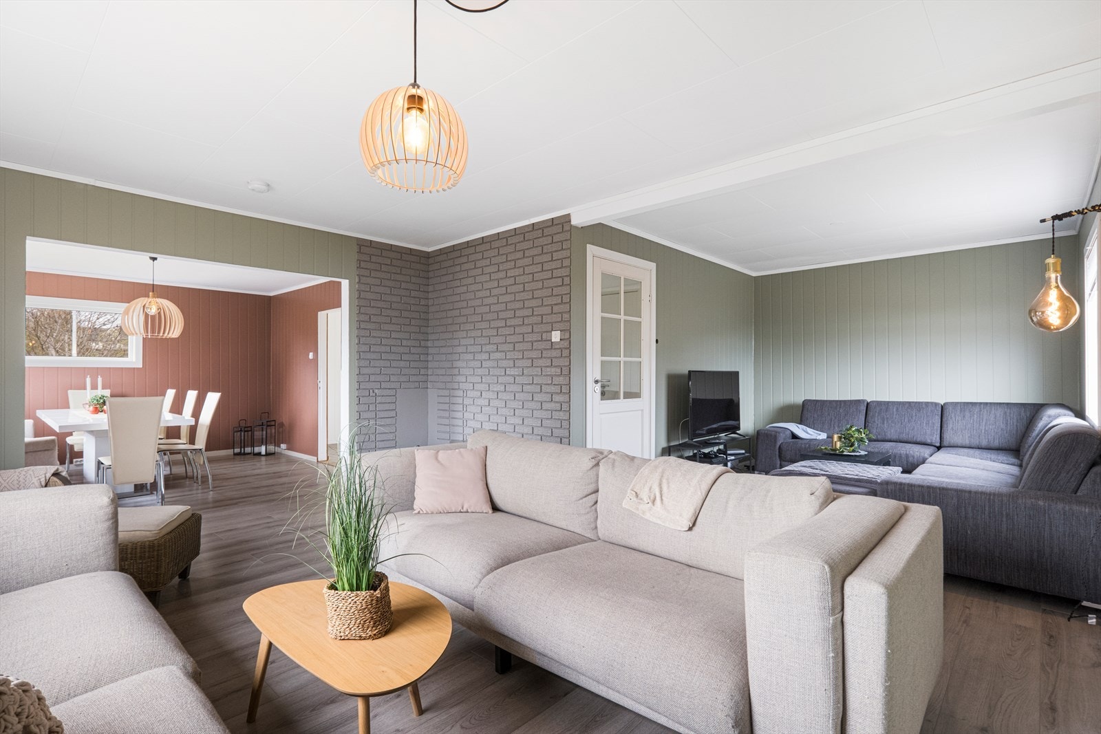 Stuen har god plass til to sofagrupper Galleribilde