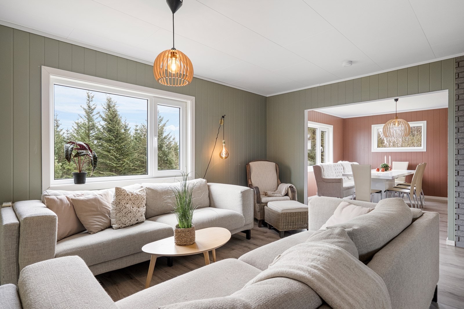 Stuen får godt med lysinnslipp Galleribilde