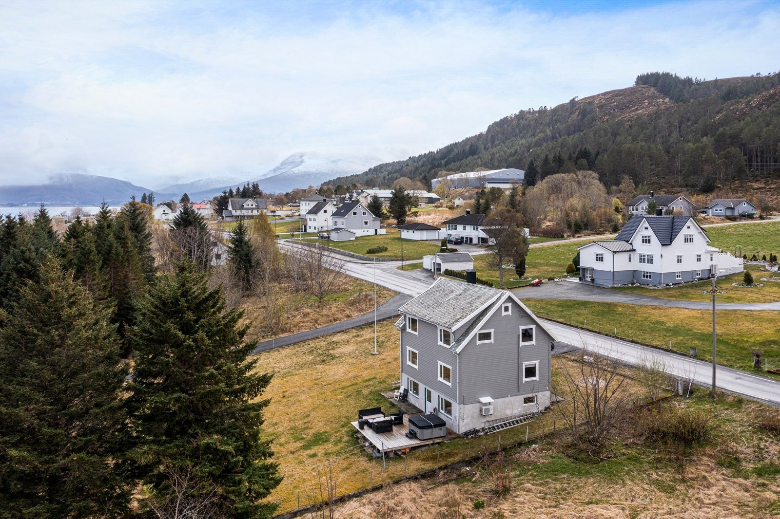 Det er kort veg til skole og idrettsanlegg Galleribilde