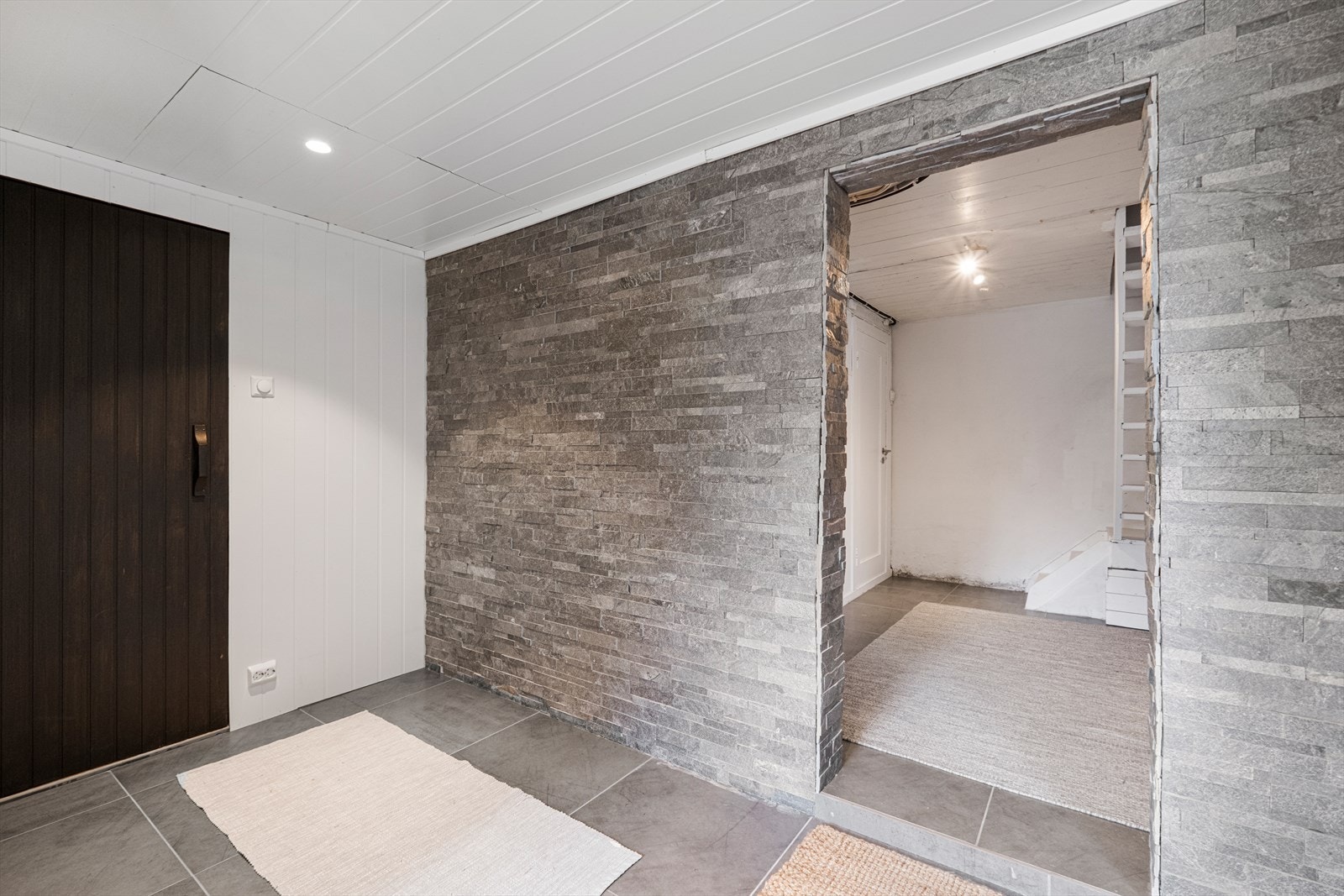 Flislagt gang i underetasje Galleribilde