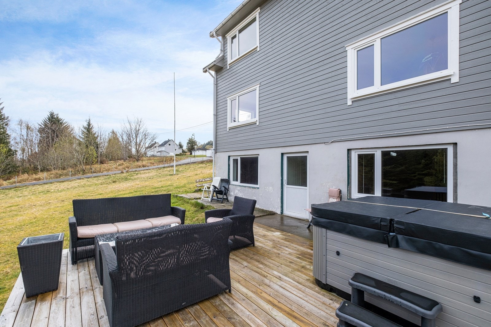 Terrasse med plass til utemøbler, grill og jacuzzi (følger ikke med) Galleribilde