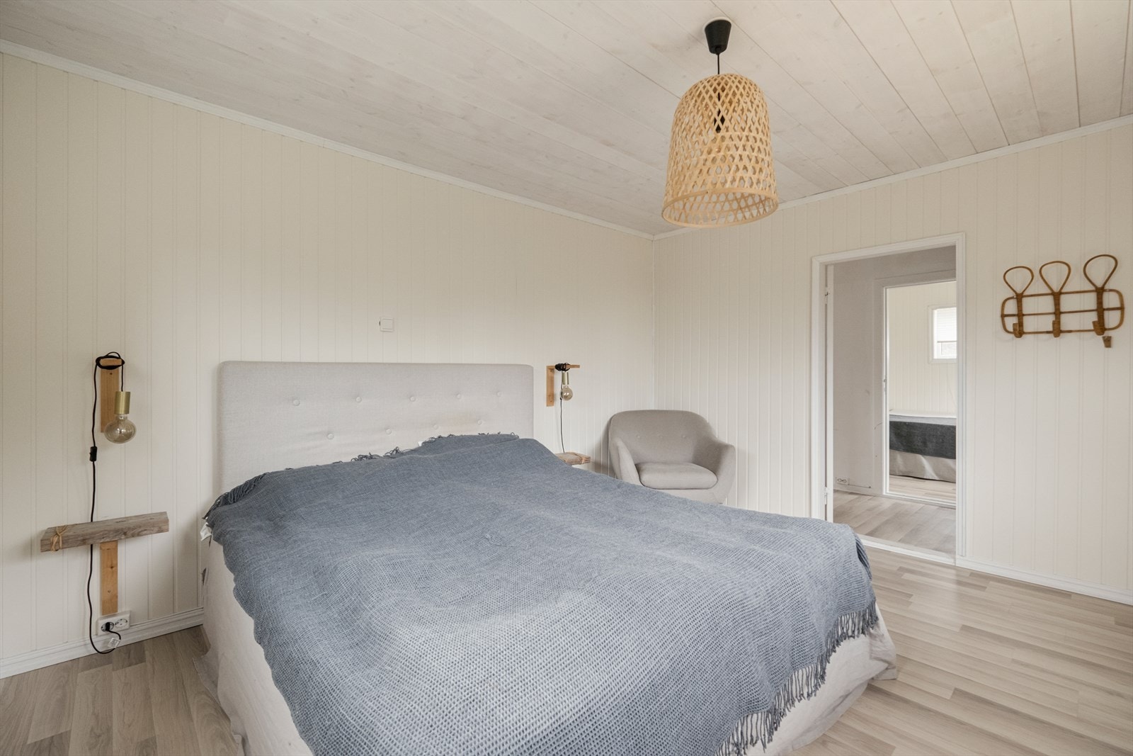 Soverom nr 2 har god plass til dobbeltseng Galleribilde