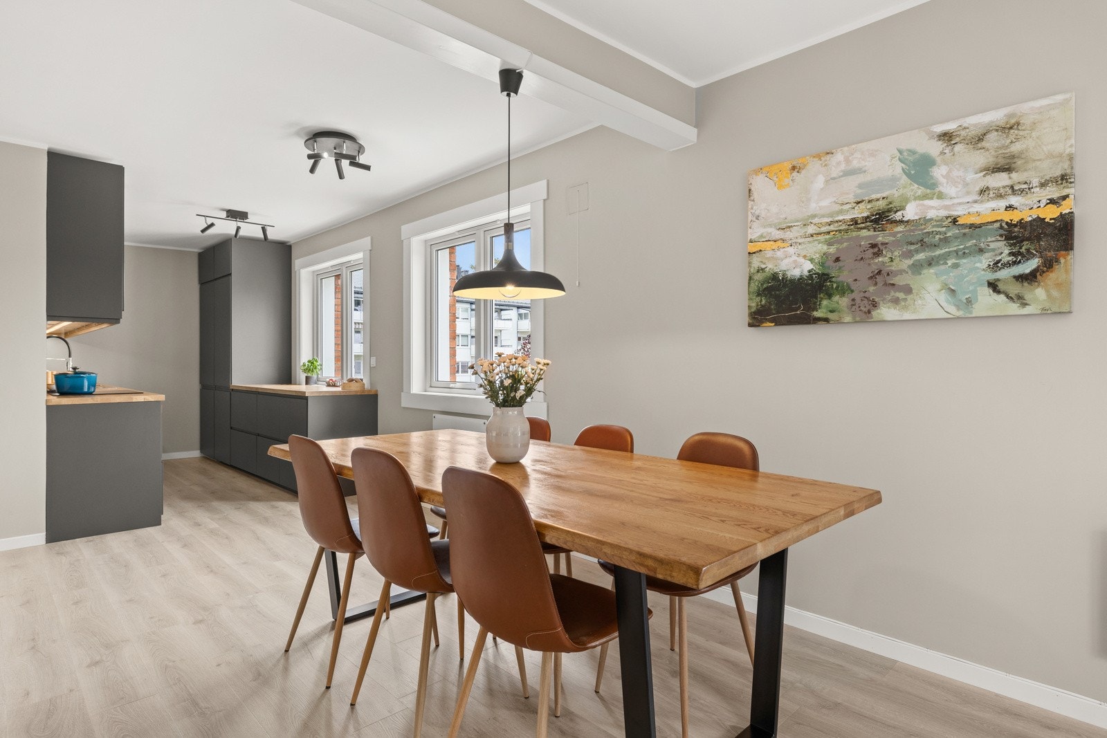 Meget god og åpen planløsning med store vindusflater som slipper inn rikelig med dagslys Galleribilde
