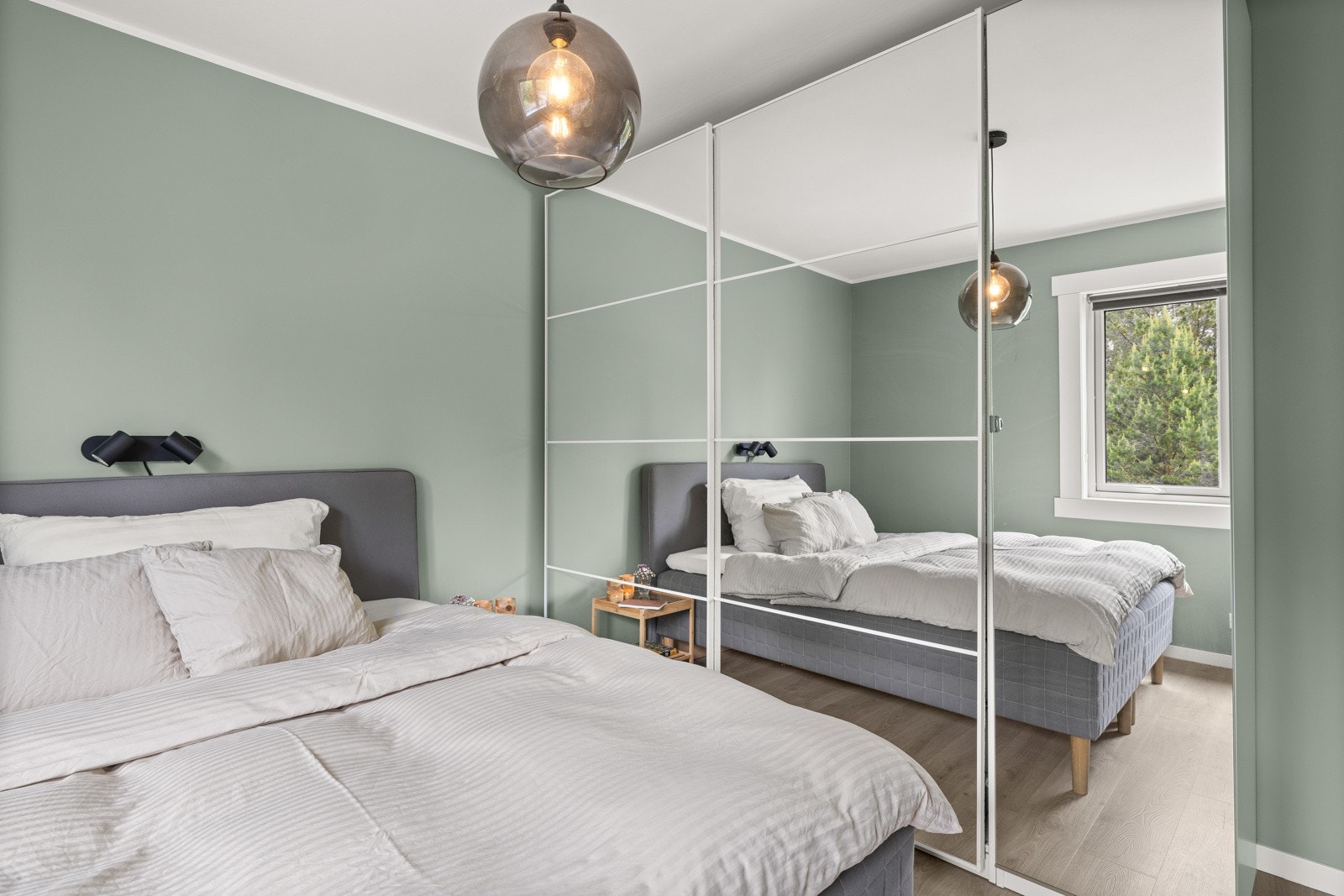 Det er montert skyvedørsgarderobe og god plass til dobbeltseng Galleribilde