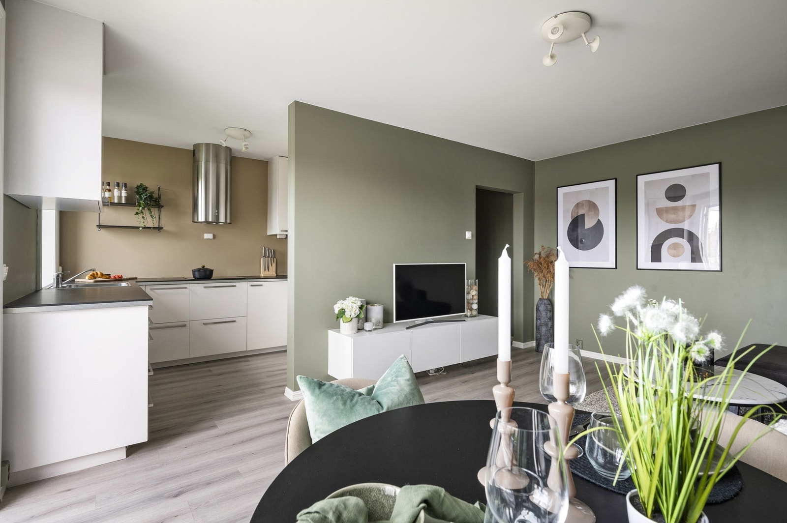 Leiligheten byr på en lys og romslig stue med store vindusflater som slipper inn rikelig med lys og luft, samt fin utsikt. Her er det god plass til både sofagruppe, salongbord, tv-seksjon og spisebord. Galleribilde