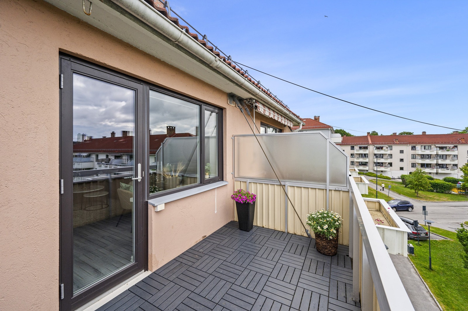 Det er god plass til loungemøbler, el/gass-grill og stoler. Selger opplyser om sol sommerstid fra ca. klokken 09:30-20:00. Galleribilde