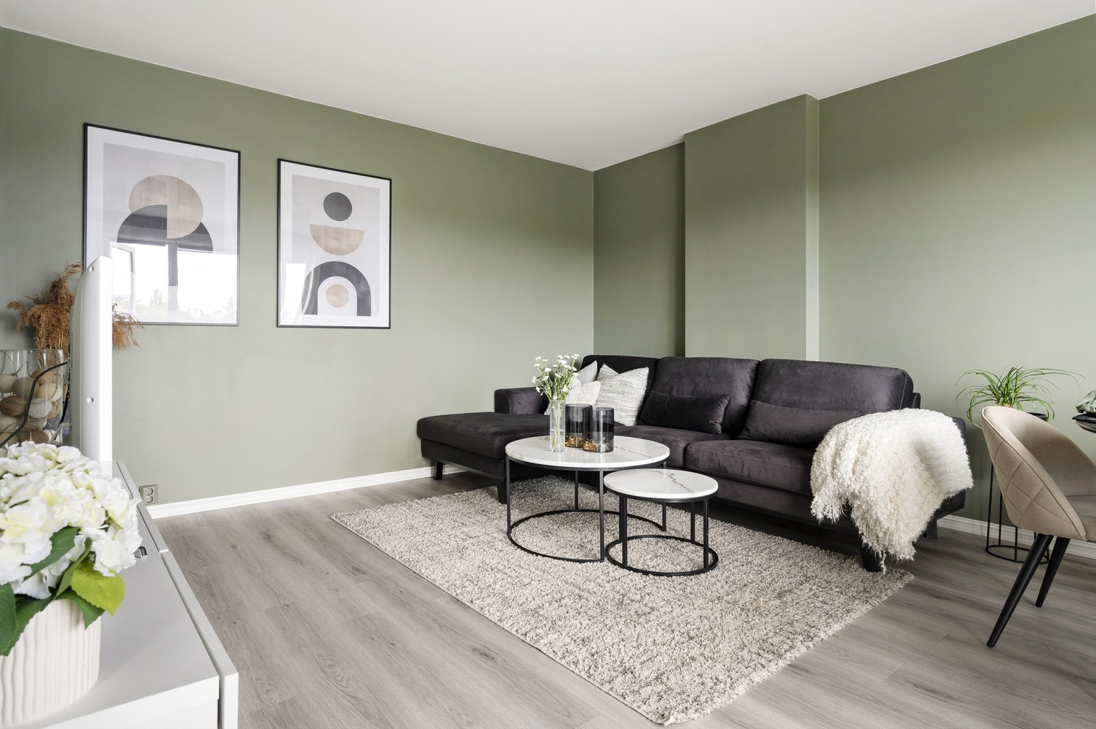 Et sosialt og hyggelig rom med plass til å invitere venner og familie til hyggelige sammenkomster. Galleribilde