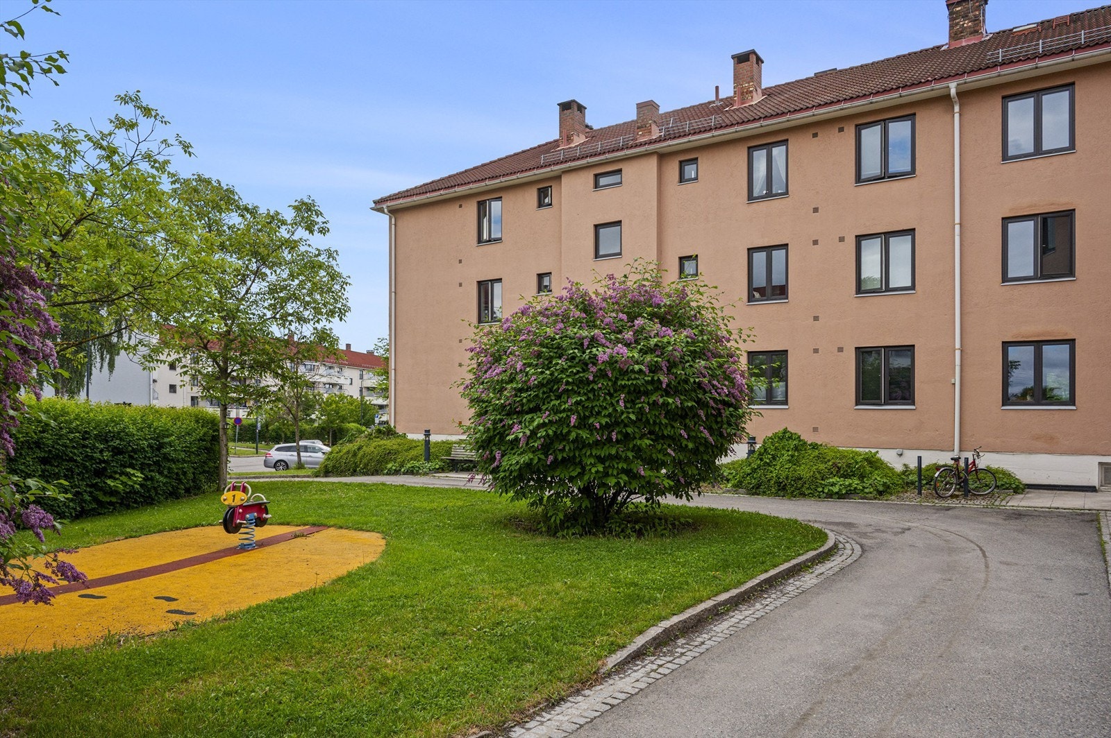 Borettslaget har flotte fellesområder som er pent opparbeidet med asfalterte og steinlagte internveier, biloppstillingsplasser, gressplen, trær, prydbusker, diverse beplantning, sittegrupper, sykkelparkering og lekeapparater. Galleribilde