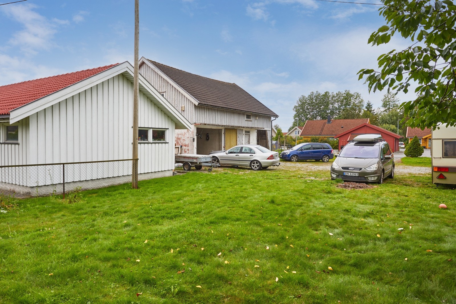 Tomten er i dag bebygd med eksisterende garasje/lagerbygg som fint kan brukes videre. Galleribilde